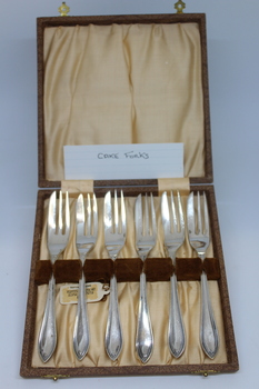 Set of 6 cake forks in a box with apricot lining