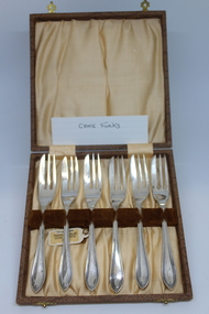 Set of 6 cake forks in a box with apricot lining