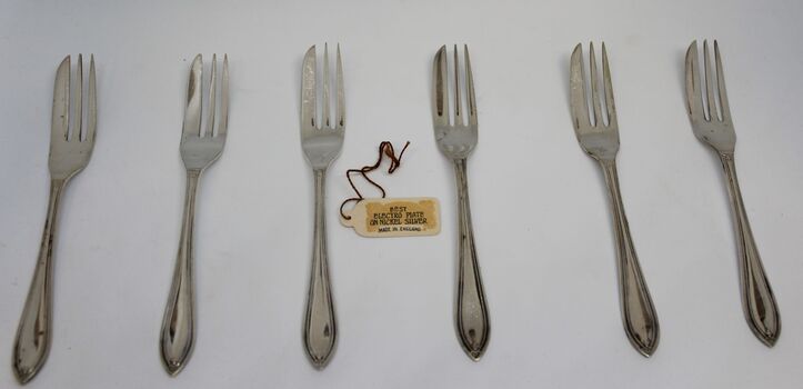 Set of 6 cake forks with product label