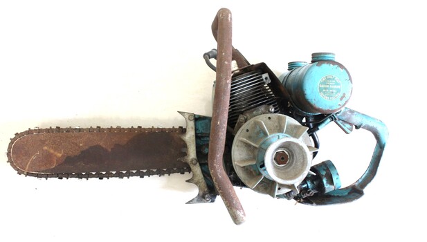 Lombard L-30 Chain saw - side view showing fuel instructions