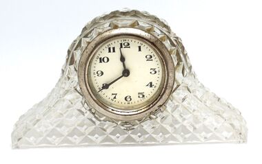 Small crystal mantle clock showing clock face 