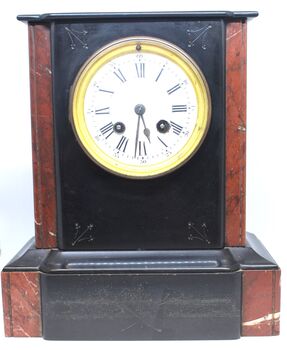 Black and red marble mantel clock featuring round face with Roman numerals