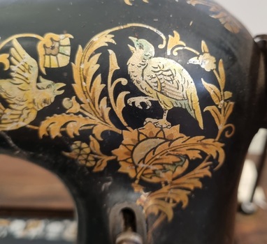 Pheasant pattern in silver and gold on front of machine