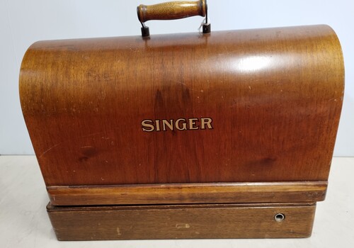 Wooden machine case with SINGER imprint and handle