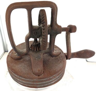 Mechanism on the lid of churn to turn paddle