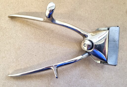 Hairclippers including blade guard fitted over front