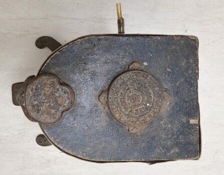 Top view of bellows showing manufacturer's mark and outlet socket
