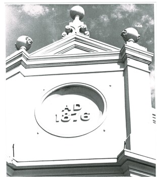 Date on the facade of the Wodonga Shire Hall facing High Street.