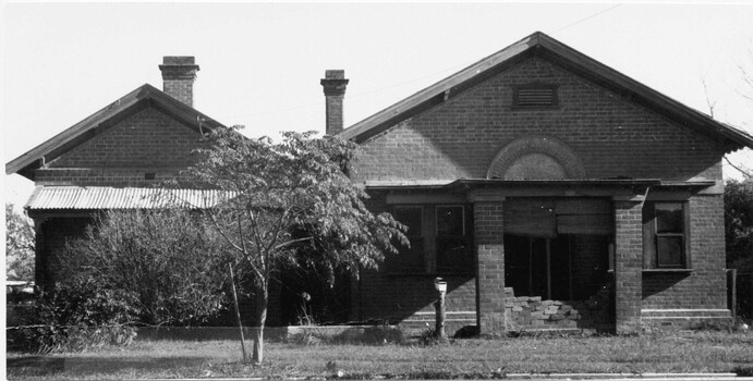 Front of Wodonga Court house built in 1977