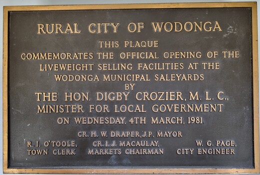 Plaque commemorating the opening of liveweight cattle sales in Wodonga
