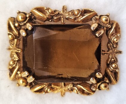 Amber broch in gold setting