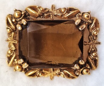 Amber broch in gold setting