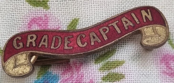 Scroll shaped Grade Captains' Badge
