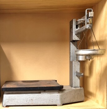 Set of cast iron scales with hanging tray on balance