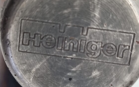 Adjustment knob to attach blades showing the brand "Heiniger"