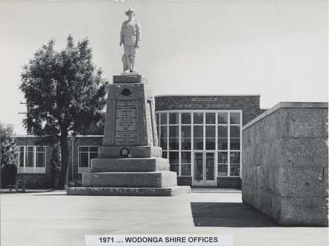 Wodonga Municipal Offices with the Soldiers' Memorial in foreground.