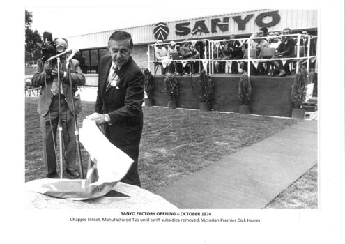 Unveiling of plaque by Rupert (Dick) Hamer