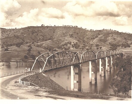 Bethanga Bridge approaching from Wodonga