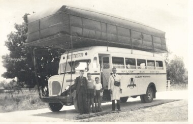 Mylon's Reo Gas-powdered bus 1941