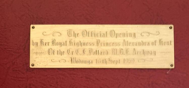 Inscription on lid of scissors box 