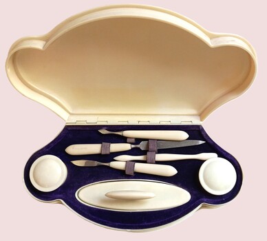 Manicure set - shell shaped case