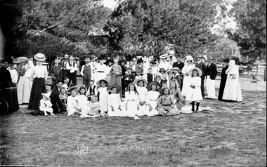 A large gathering of people at Baranduda picnic