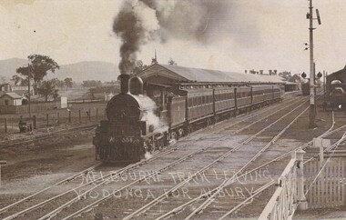 Melbourne Express leaving Wodonga