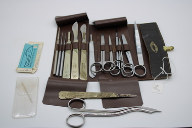 Instrument - Doctor's field kit of surgical instruments