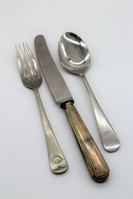 Cutlery set, for use in base.