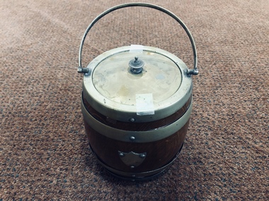 Biscuit Barrel, 1909