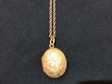 Decorative object - Gold locket, Circa 1879