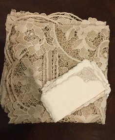 Supper cloth and serviettes