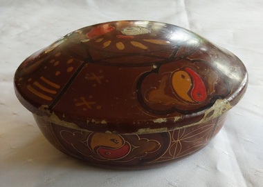 A decorated brown lidded round container coated inside with black and brown type lacquer. 