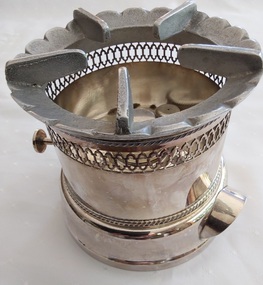 A silver plated round single burner tea warmer with a removable top grid with five support arms. 