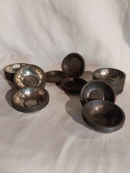 53 mini vintage metal round shaped pie dishes for use in the kitchen for baking pies, tarts or pastries. 