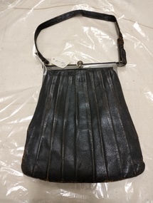 Accessory - Leather handbag with pleated front
