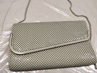 Accessory - Cream Glomesh handbag with assymetrical flap