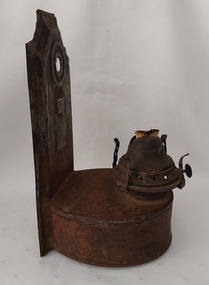 A vintage tin wall mounted kerosene lamp for use to light the home in the 1900's.  There is no reflector.