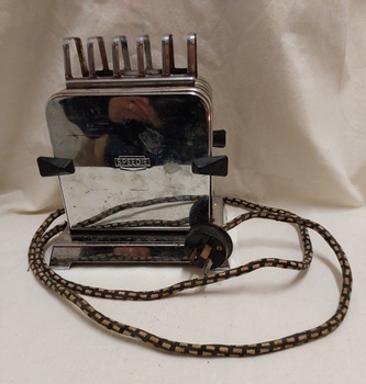 A vintage Art Deco silhouette style Speedie chrome plated steel two slice electric toaster on a footed stand. 