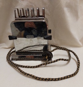 A vintage Art Deco silhouette style Speedie chrome plated steel two slice electric toaster on a footed stand. 