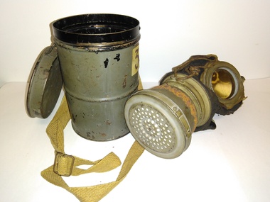 Equipment - Field Equipment, German WW1 Gas mask in tin, 1918