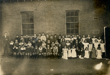 Class and teacher at Tarnagulla School, 1913