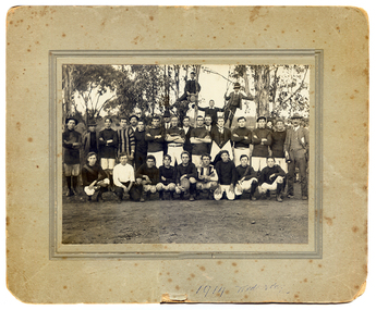 Football players in Tarnagulla, 1913