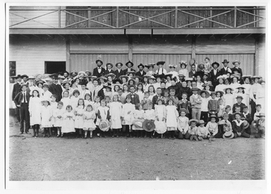 Photograph: Large group in front of Recreation Reserve Pavillion, Tarnagulla, c.1905