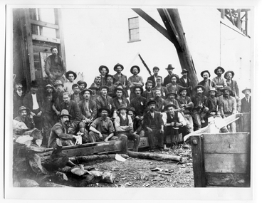 Photograph of workers at Yorkshire Mine, Tarnagulla, c. 1905