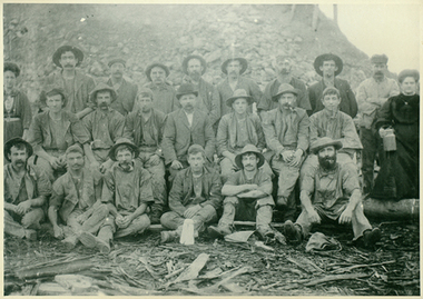 Photograph of workers at a mine at or near Tarnagulla, Workers at a mine at or near Tarnagulla, late 19th Century