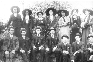 Photograph: Group of people, Tarnagulla, Group of people, Tarnagulla, circa 1905 (original image)