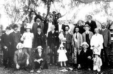 Photograph: Group of people, Tarnagulla, Group of people, Tarnagulla, circa 1905 (original image)