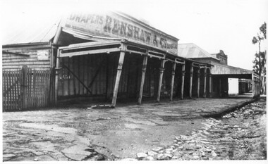 Photograph of dilapidated Renshaw's London House Store building, Tarnagulla, Dilapidated Renshaw's London House Store building, Tarnagulla, circa 1920-1960