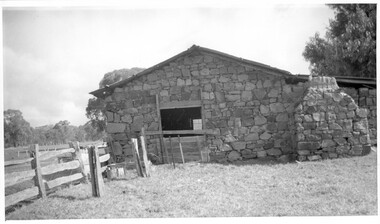 Photograph: stone building in Tarnagulla district, Stone building in Tarnagulla district, unknown